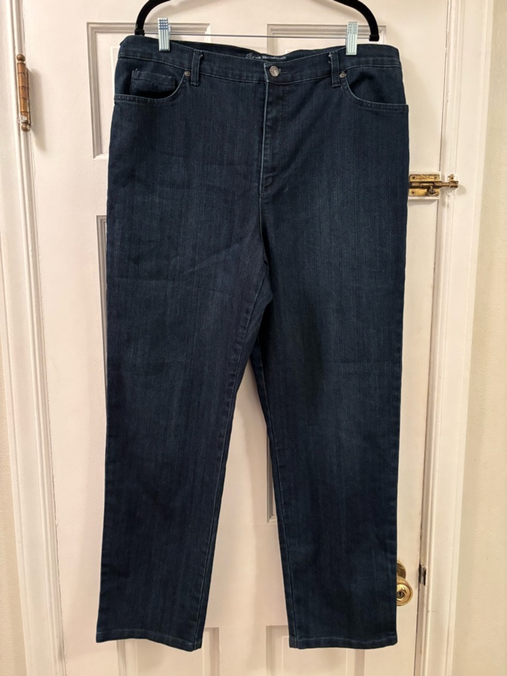 GLORIA Vanderbilt Amanda Dark Wash Straight Cut Jeans
Size 18